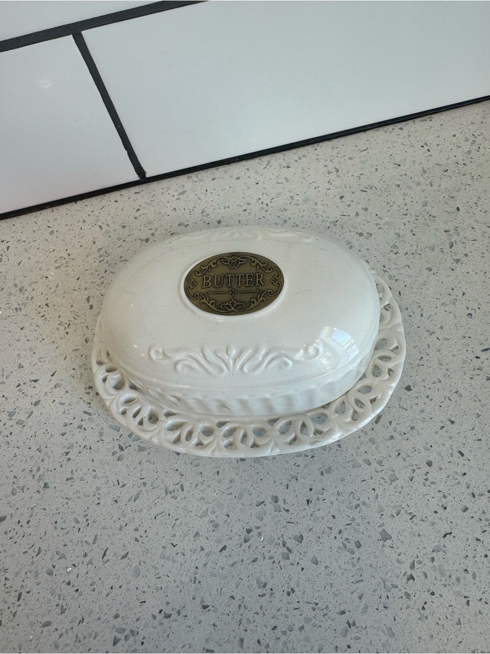 THL French Farmhouse White Ceramic Butter Dish w/ Bronze “BUTTER” Plaque – EUC